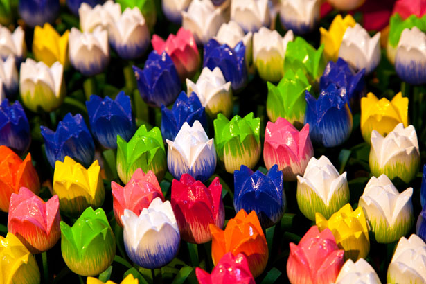 Multicolor coloratissimi fiori in legno lavorazione artigianale della  Polonia Foto stock - Alamy