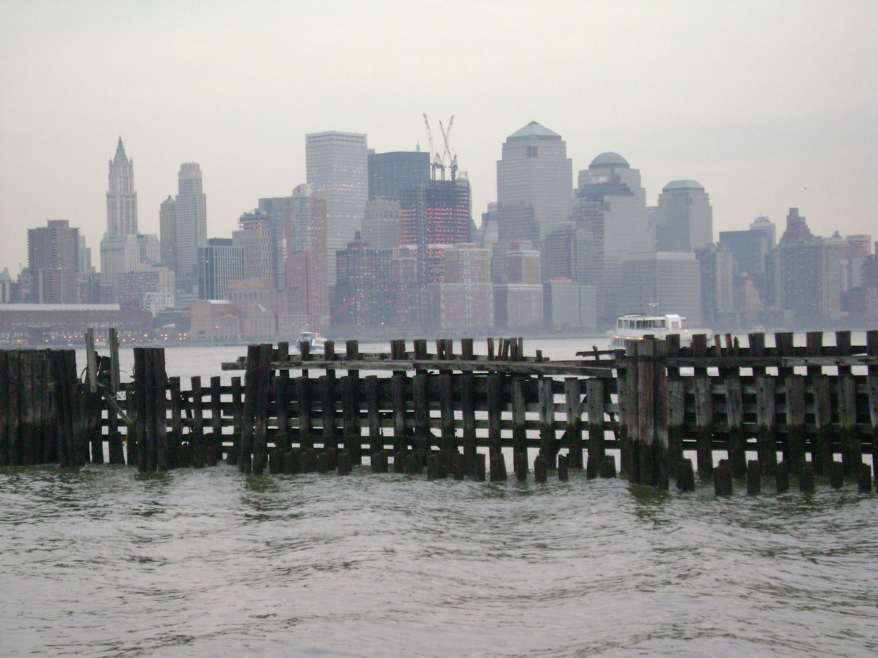 A city skyline (New York) on a gray day