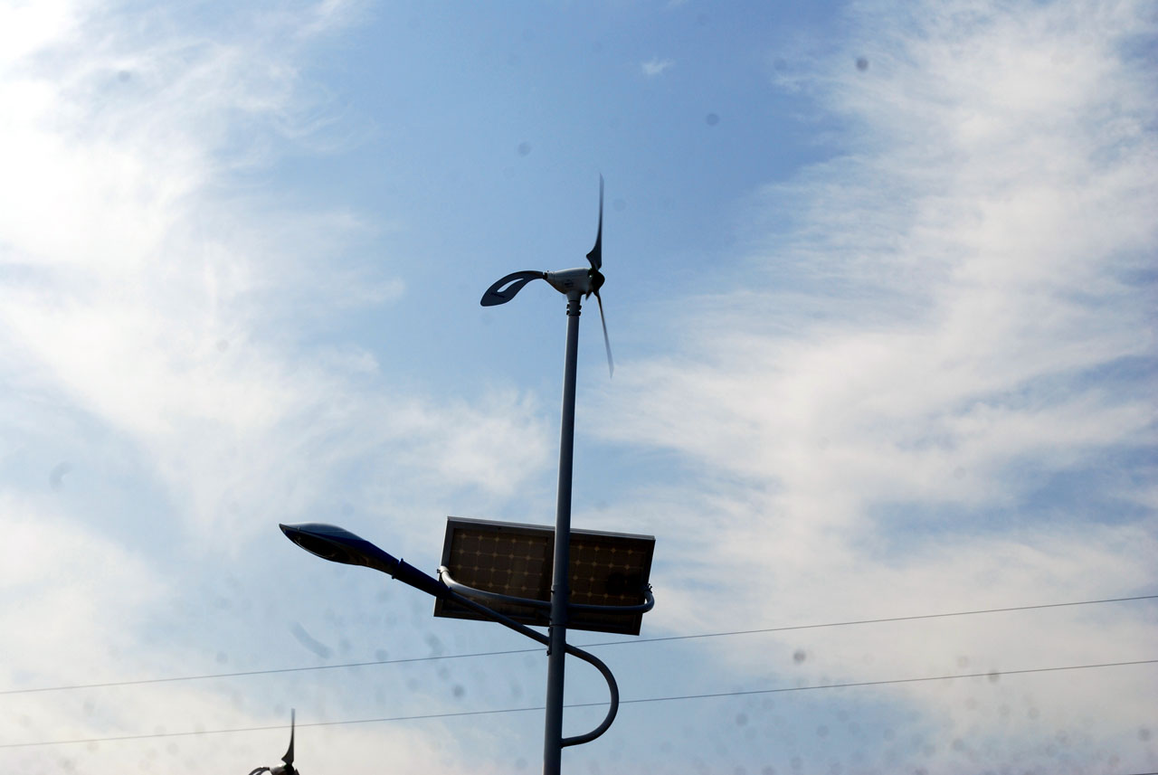 wind and solar powered light fixture