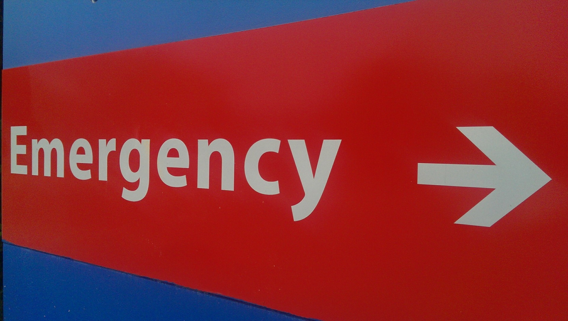 Picture of emergency sign at hospital entrance