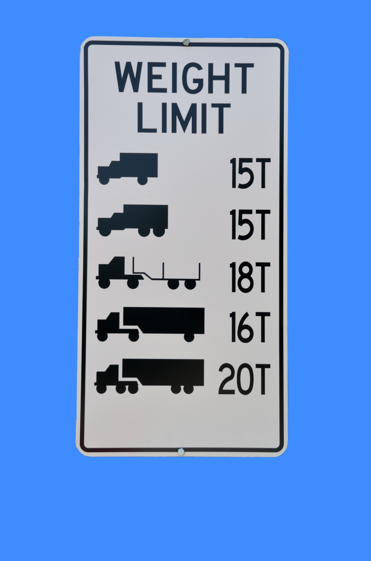 Truck weight limit sign on road