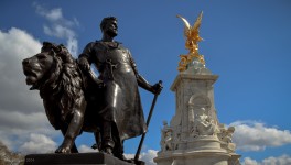 Victoria Memorial Statue