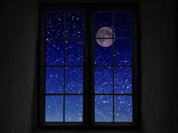 Luna prin fereastra Poza gratuite - Public Domain Pictures