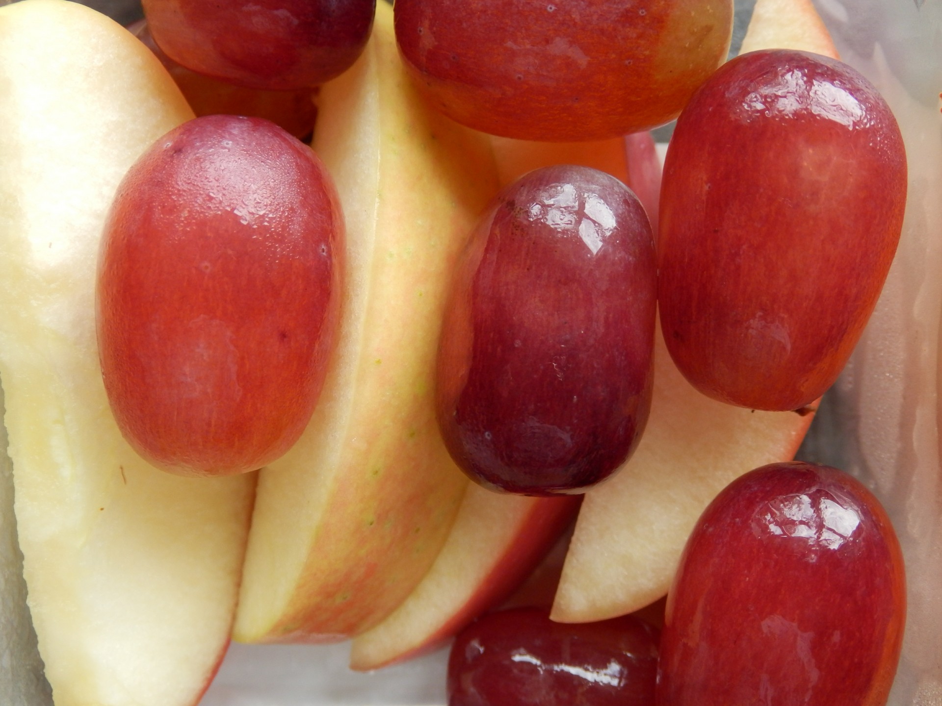 Red grapes and slices of apple