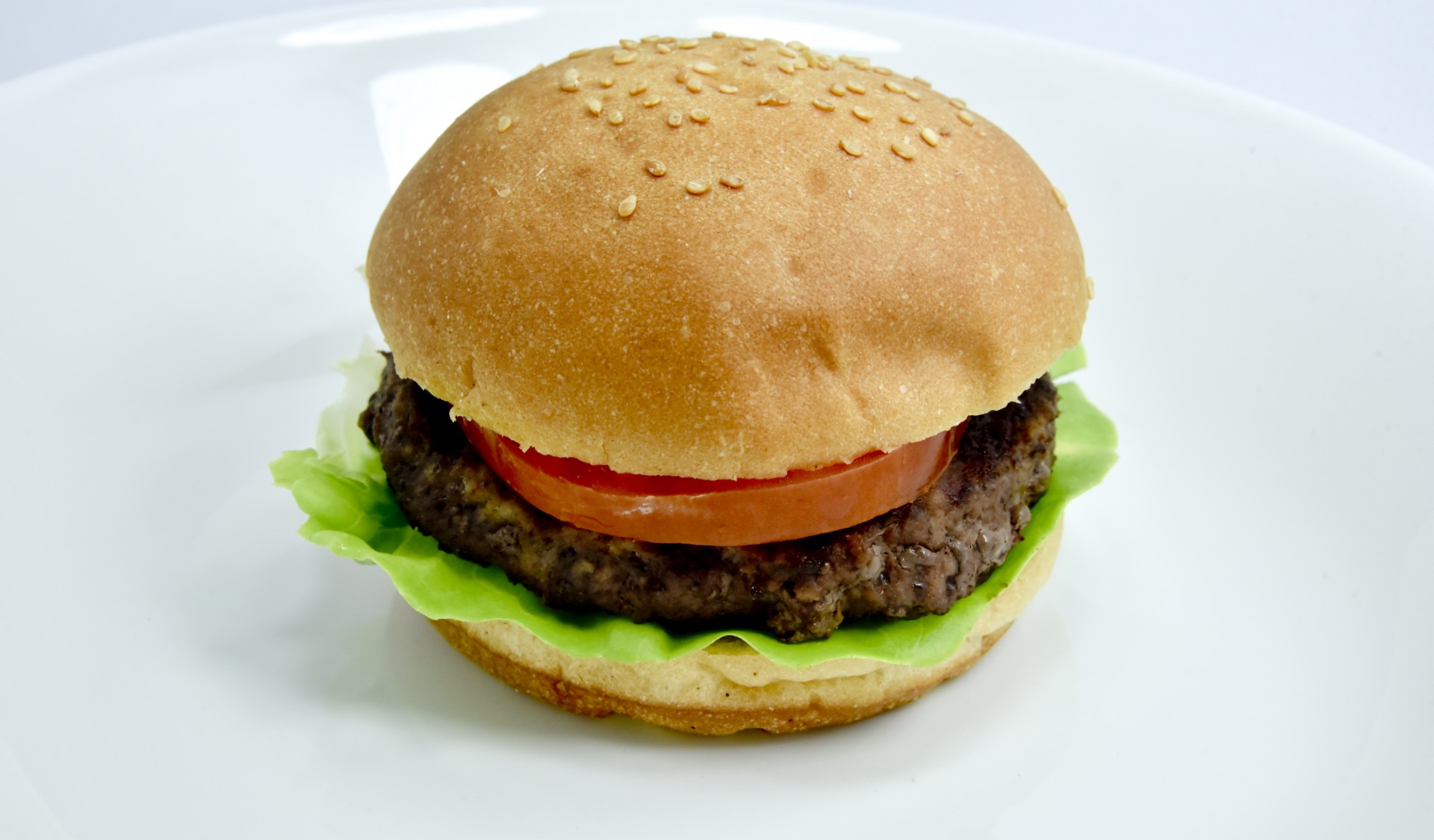 Juicy hamburger with Lettuce tomato and sesame bun