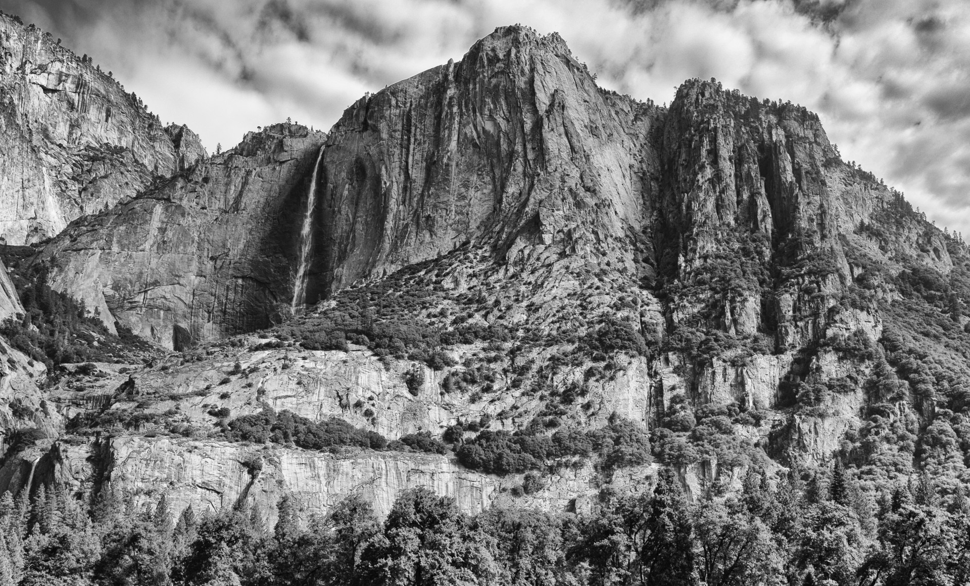 Yosemite mountains bw