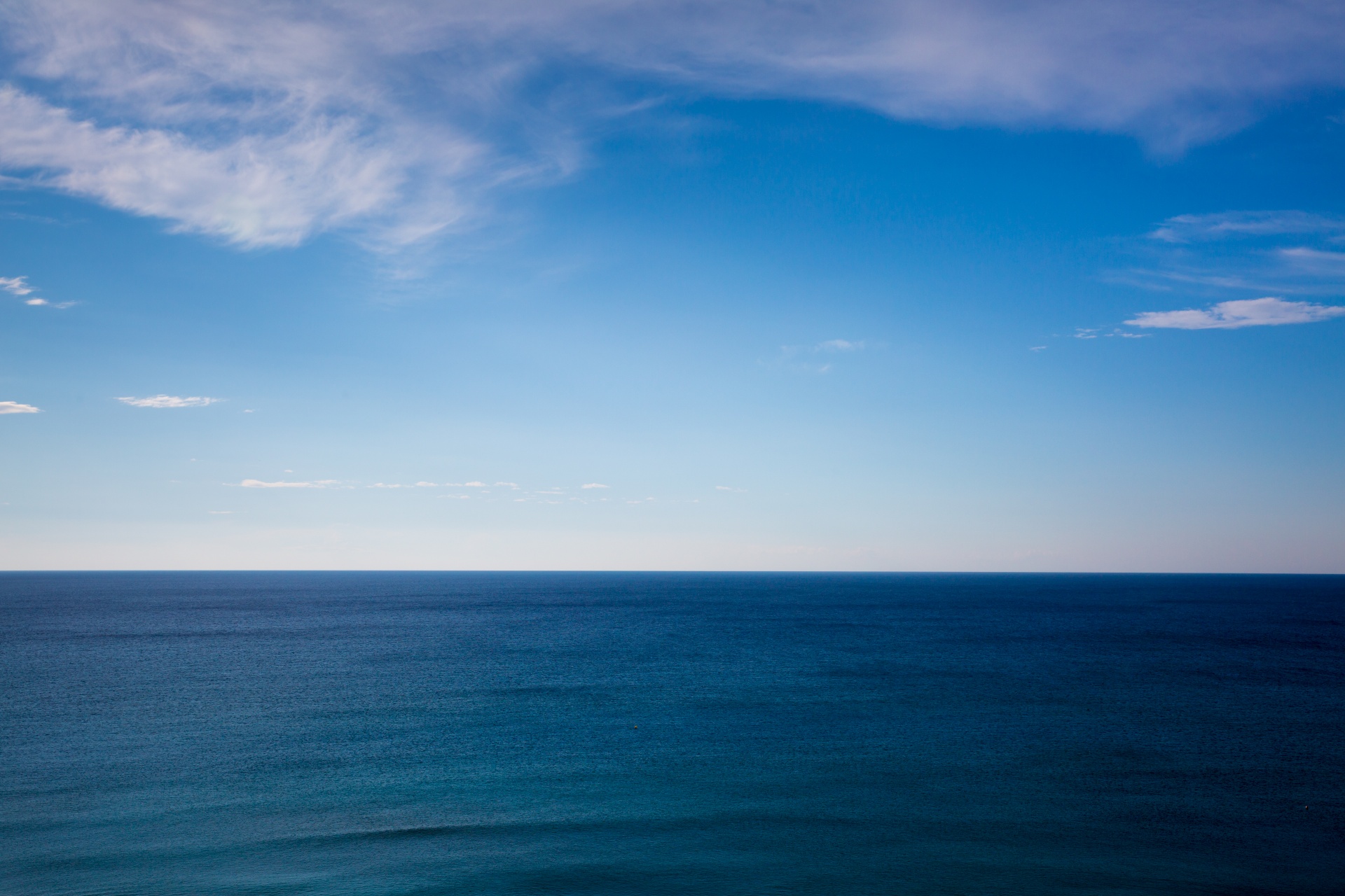 Sea water surface with a horizon
