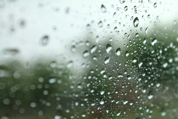 Gocce di pioggia su vetro Immagine gratis - Public Domain Pictures