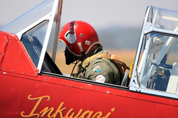 Harvard piloto con el casco rojo Stock de Foto gratis - Public Domain  Pictures
