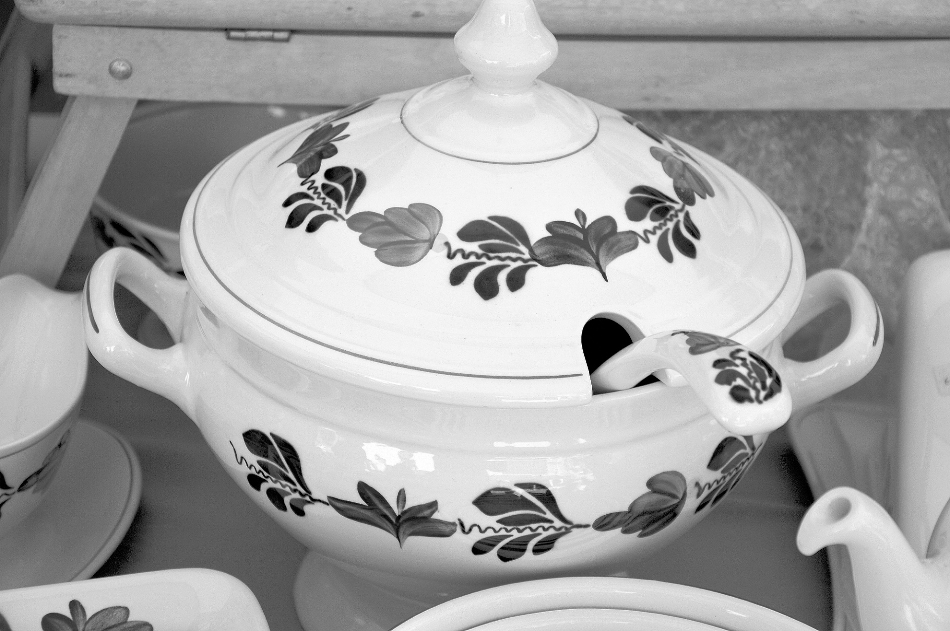 Old dutch tableware black and white