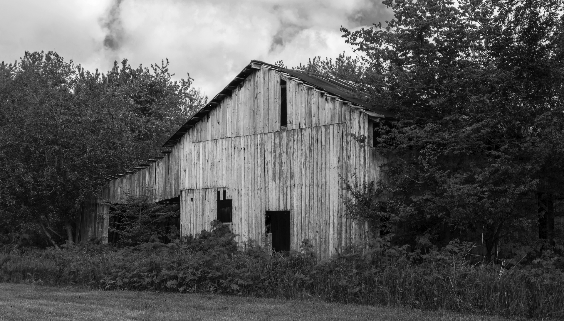 Old barn on rural hiway