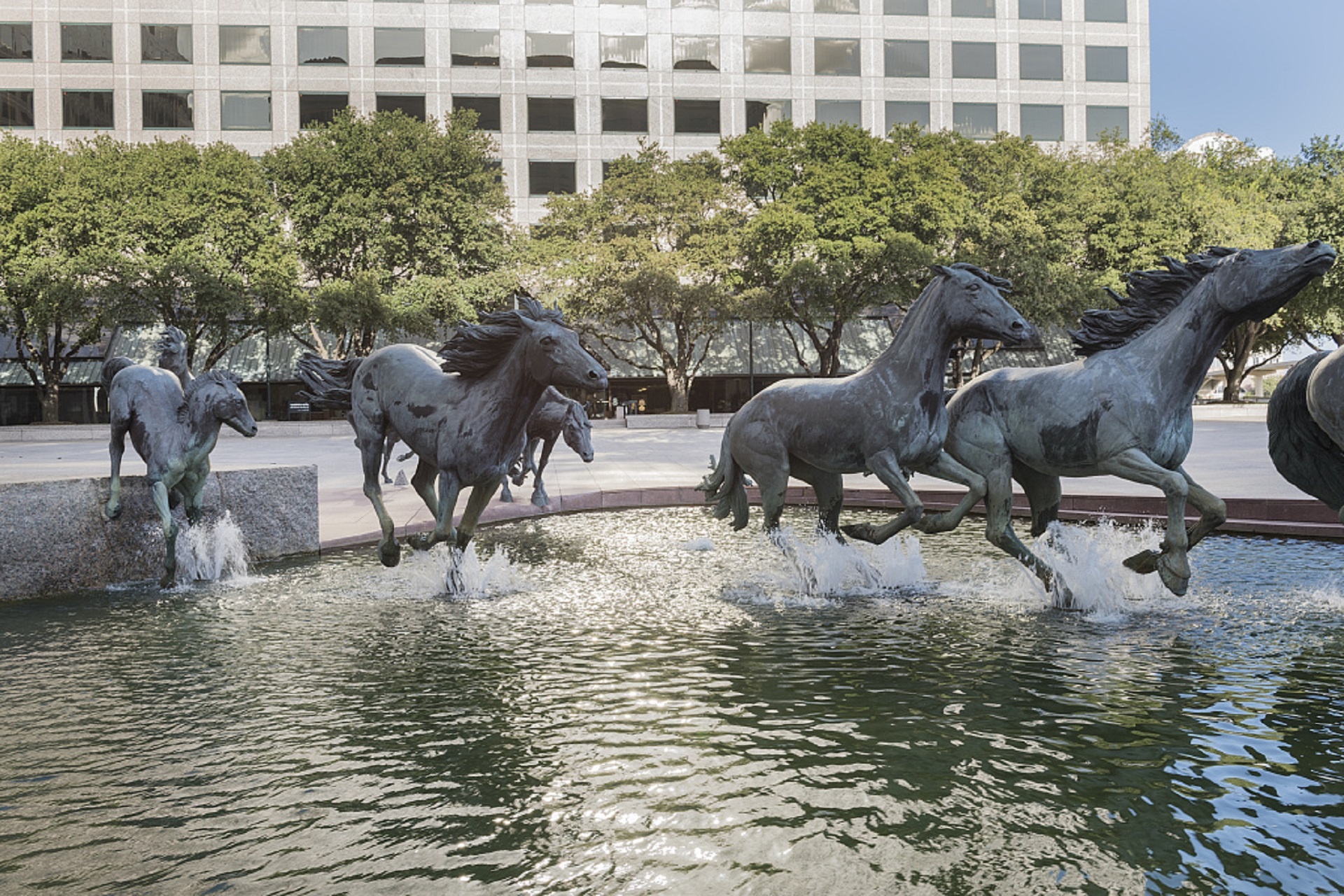 Fountain With Mustang Horse Statues