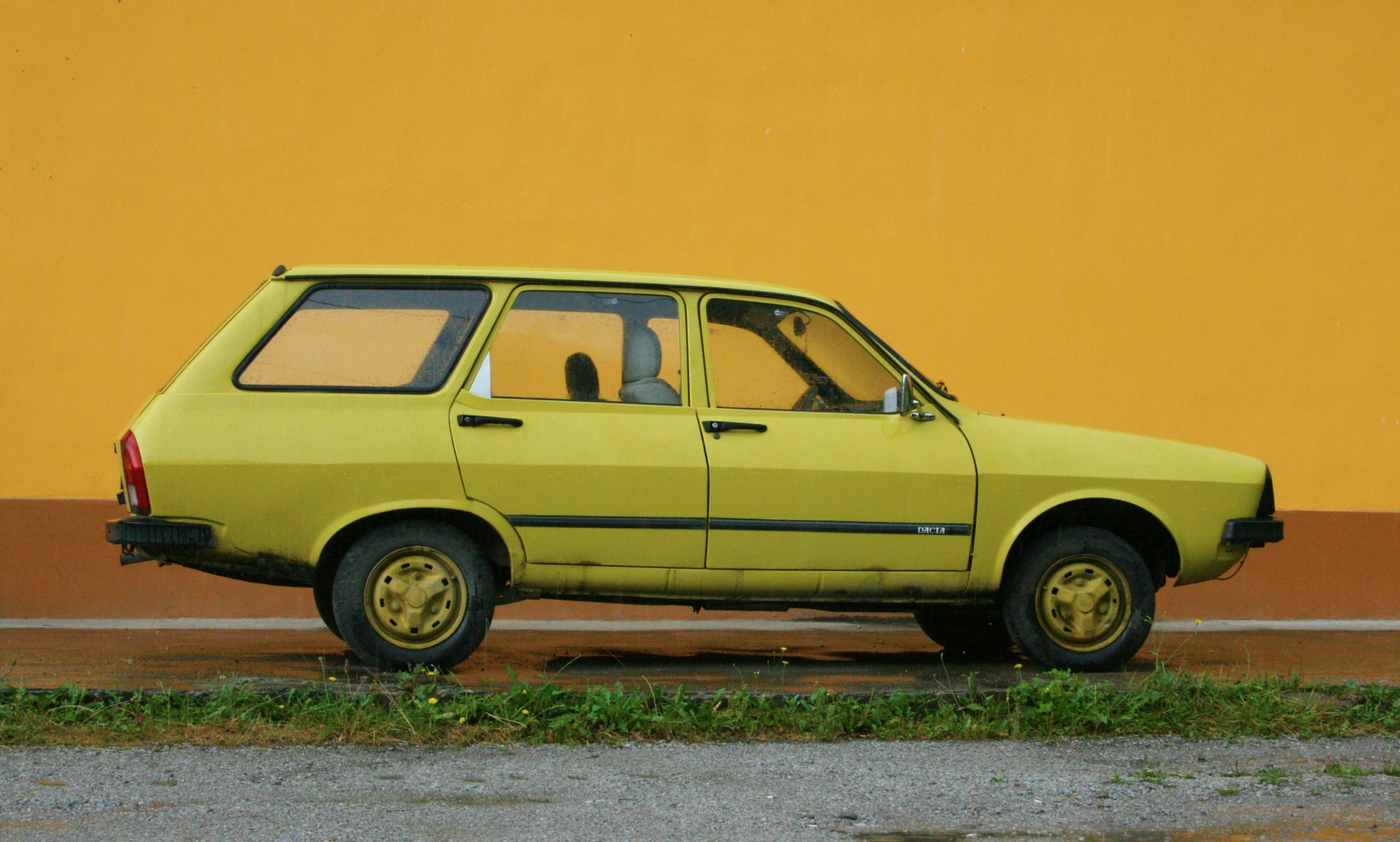 Yellow Dacia