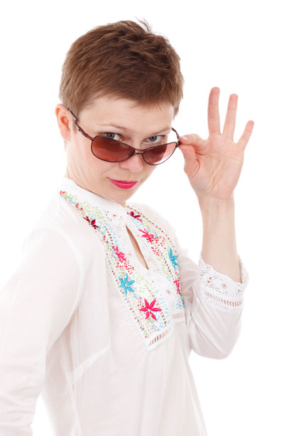 Femme avec des lunettes de soleil Photo stock libre - Public Domain Pictures
