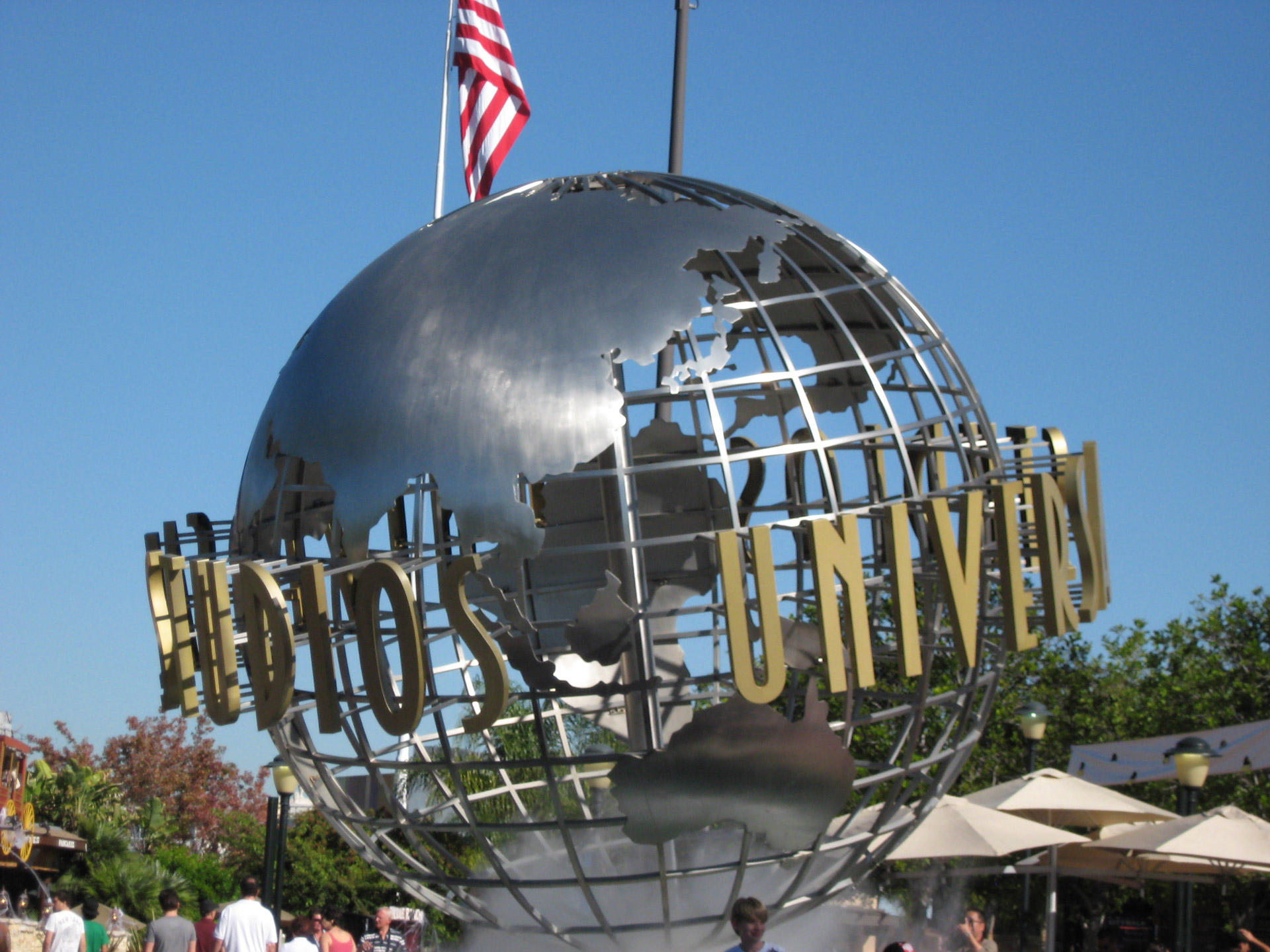 universal studio globe in los angeles theme park