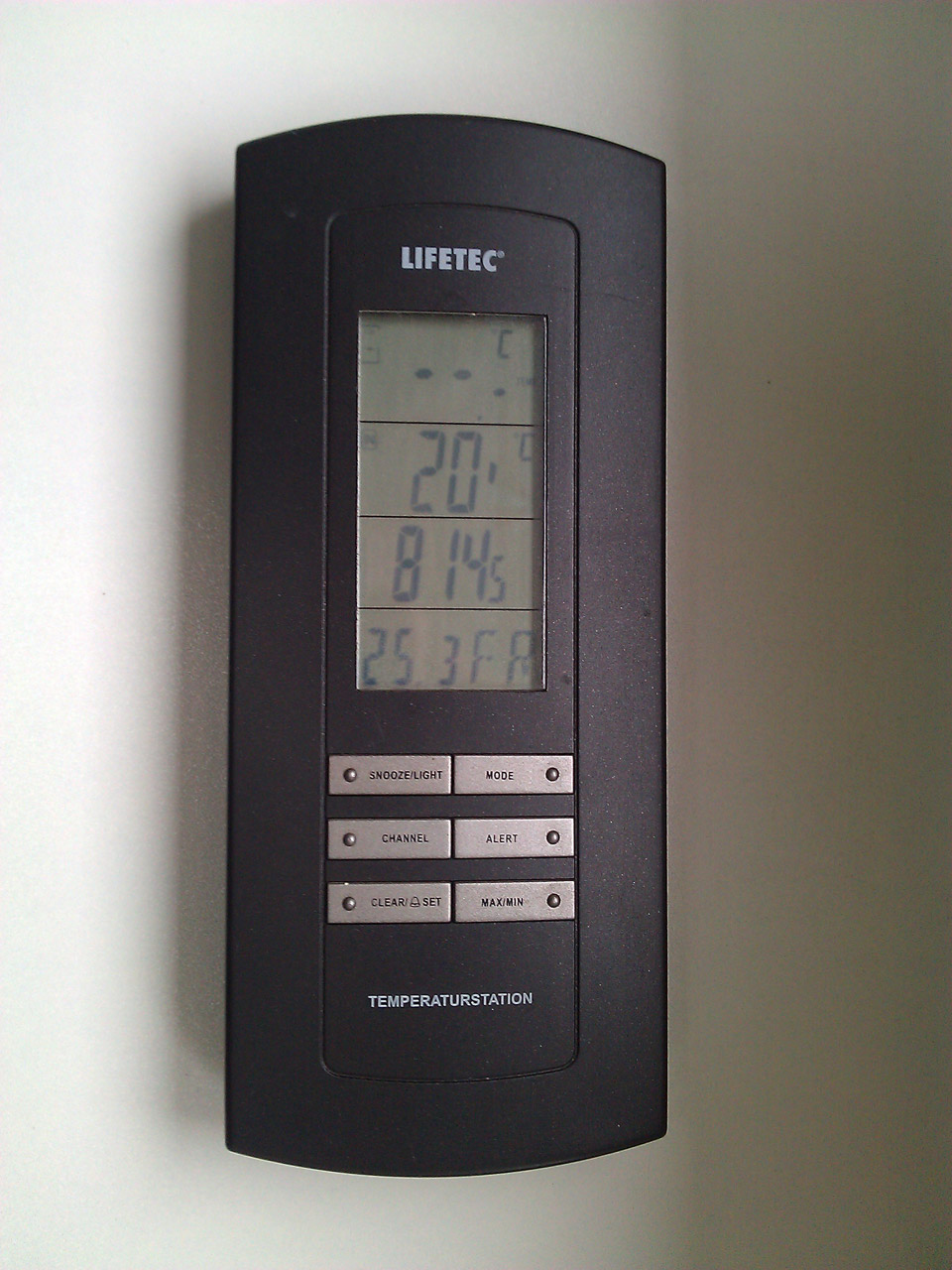 The weather station displays current weather data such as the indoor and outdoor temperature. In addition, the date of the current day is displayed.
