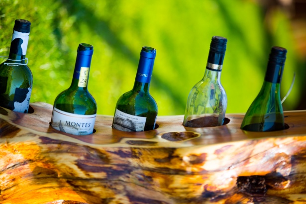 Sticle de vin în suport din lemn Poza gratuite - Public Domain Pictures