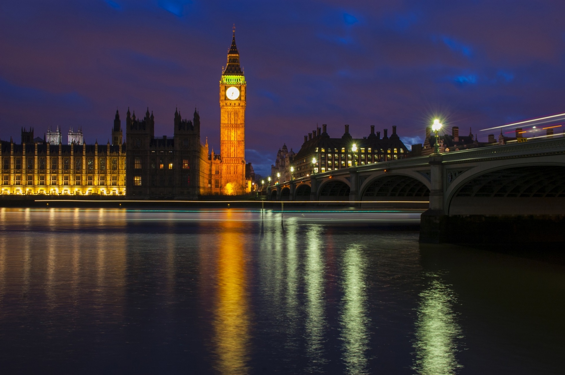 Night view of Big Ben and the Thames River in London, England
