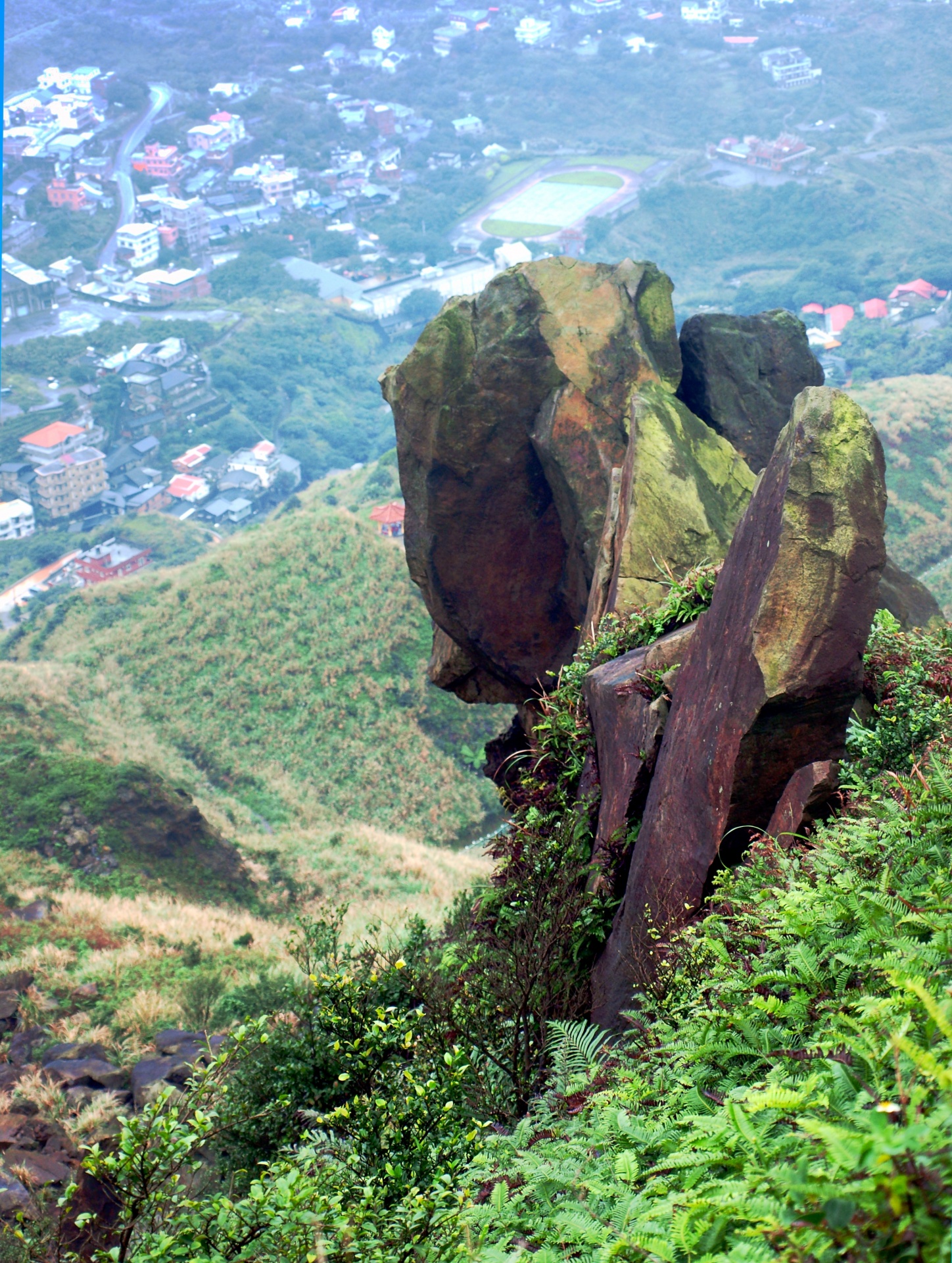 Huge rock, seemingly delicately balanced, over the town of Jinguashi, Ruifang, Taiwan