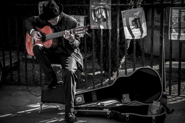 Guitariste dans la rue Photo stock libre - Public Domain Pictures