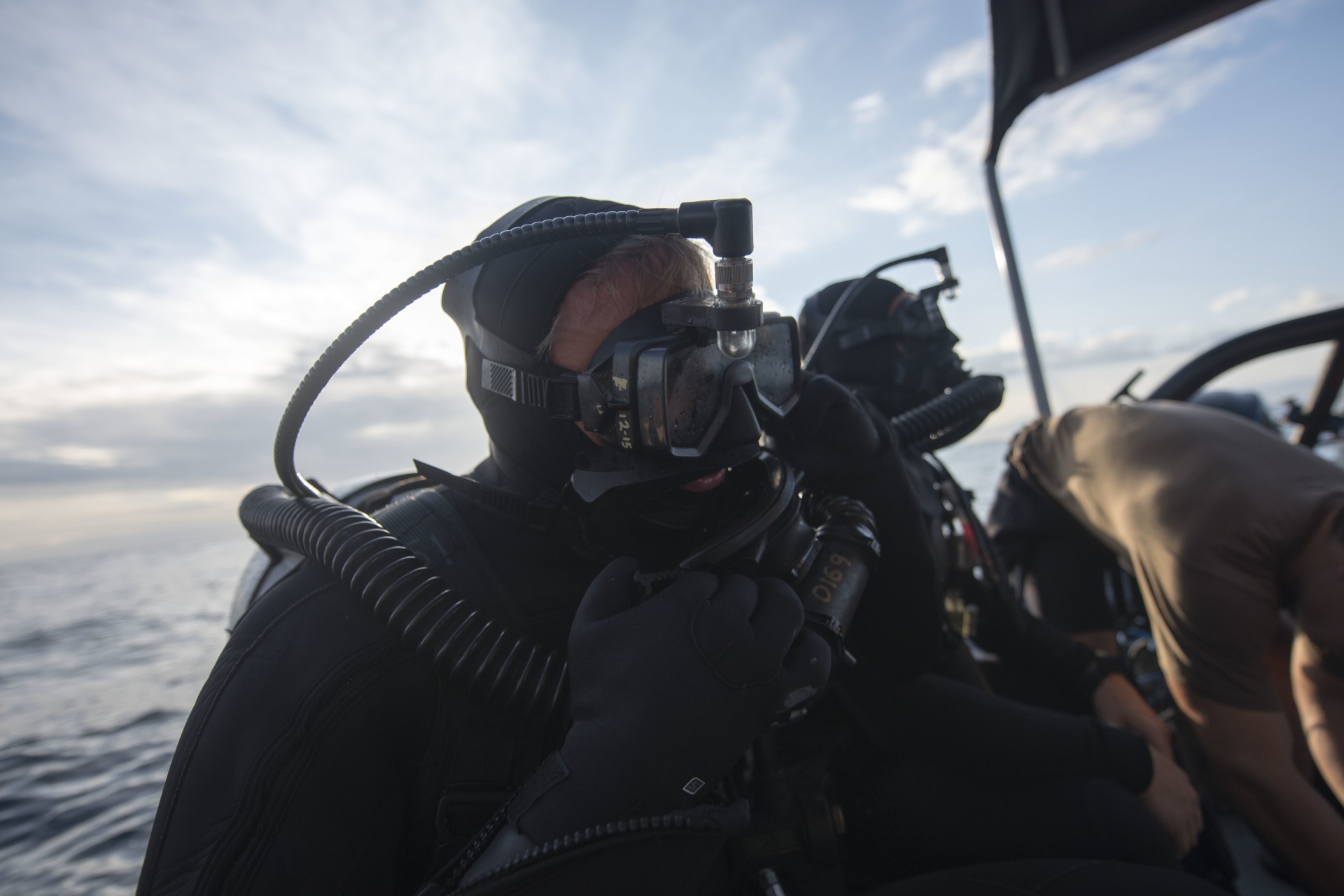 A Sailor assigned to Explosive Ordnance Disposal Mobile Unit EODMU 2, Expeditionary Mine Countermeasures Company ExMCM Co. 202, dons a Mark 16 Rebreather mouthpiece during Mark 16 dive training.