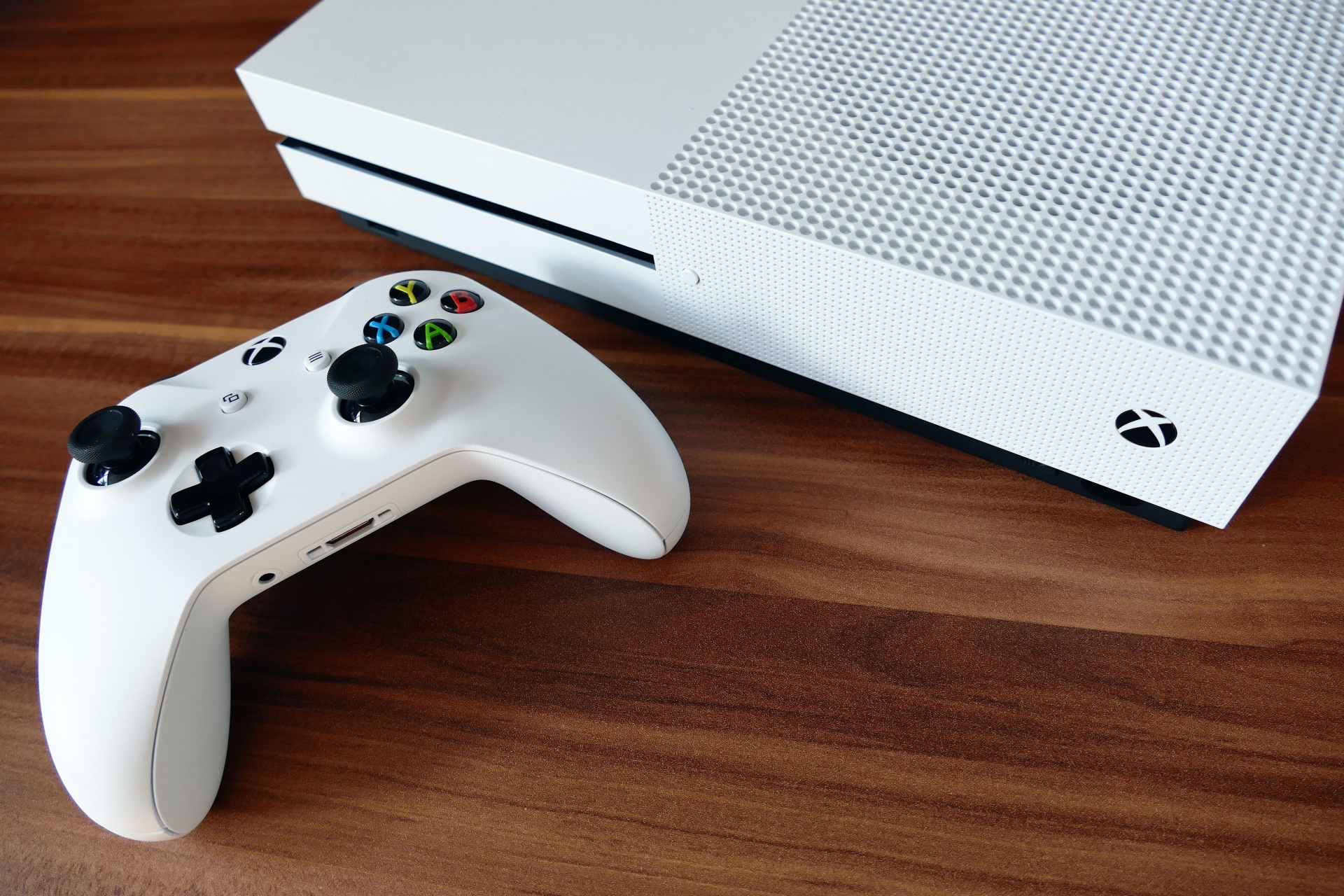 White Xbox One S