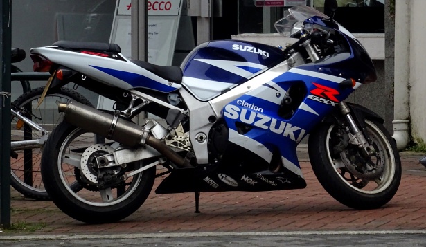 Albastru alb Suzuki motocicleta Poza gratuite - Public Domain Pictures