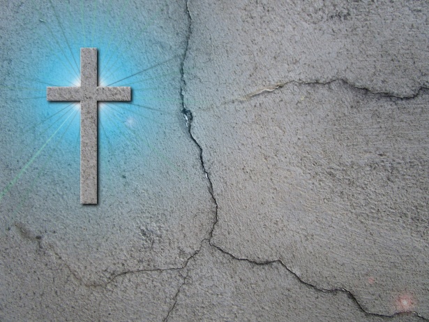 Croce e crepe sul muro Immagine gratis - Public Domain Pictures