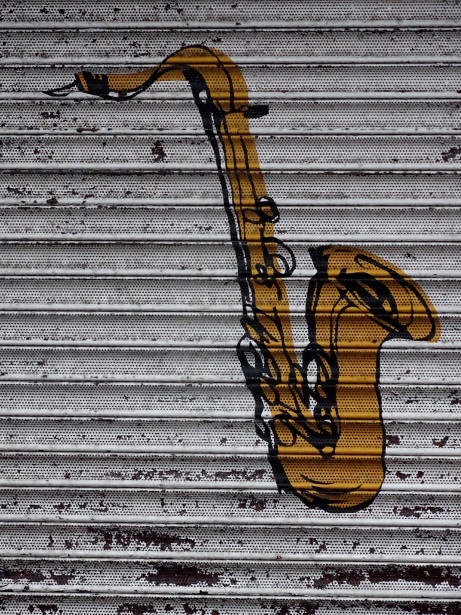 Saxofon în magazin Obloane fereastră Poza gratuite - Public Domain Pictures