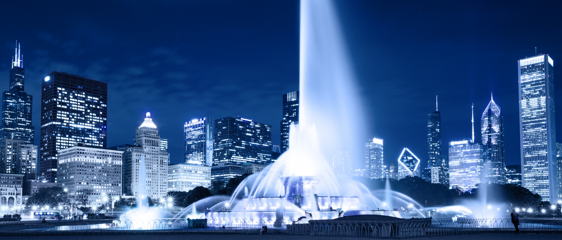 Buckingham Fountain in Chicago at night