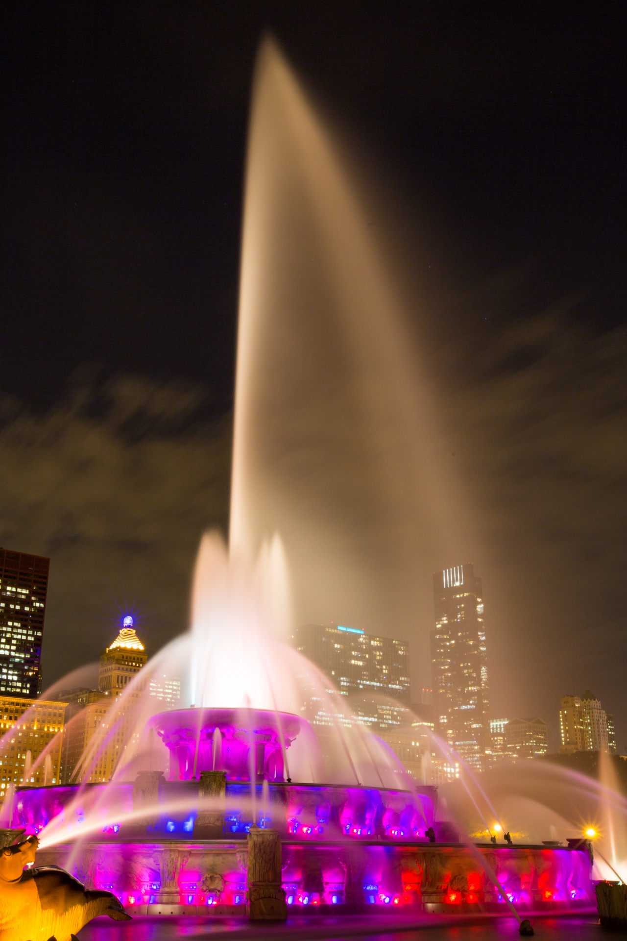 Buckingham Fountain in Chicago at night
