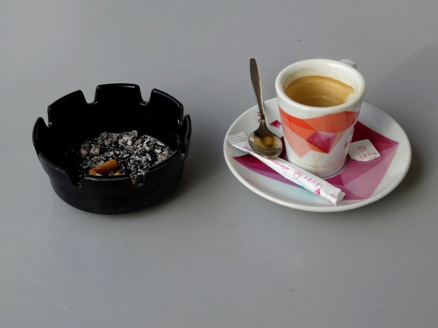 Hotová káva a cigareta Stock Fotka zdarma - Public Domain Pictures