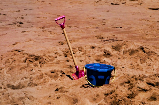Kbelík a lopata v písku Stock Fotka zdarma - Public Domain Pictures
