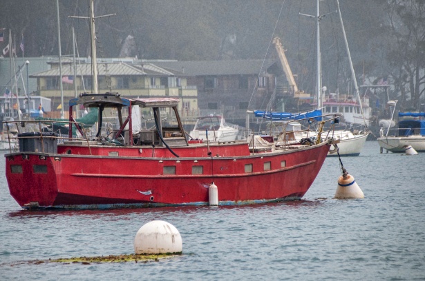 Verandert in domineren Waarschuwing Rode boot verankerd in de baai Gratis Stock Foto - Public Domain Pictures