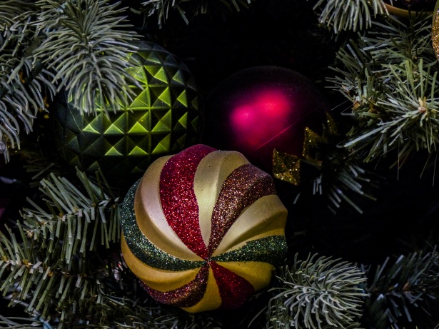 Weihnachtsschmuck auf einem Baum Kostenloses Stock Bild - Public Domain  Pictures