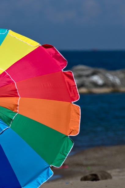 Regnbåge strand paraply Gratis Stock Bild - Public Domain Pictures
