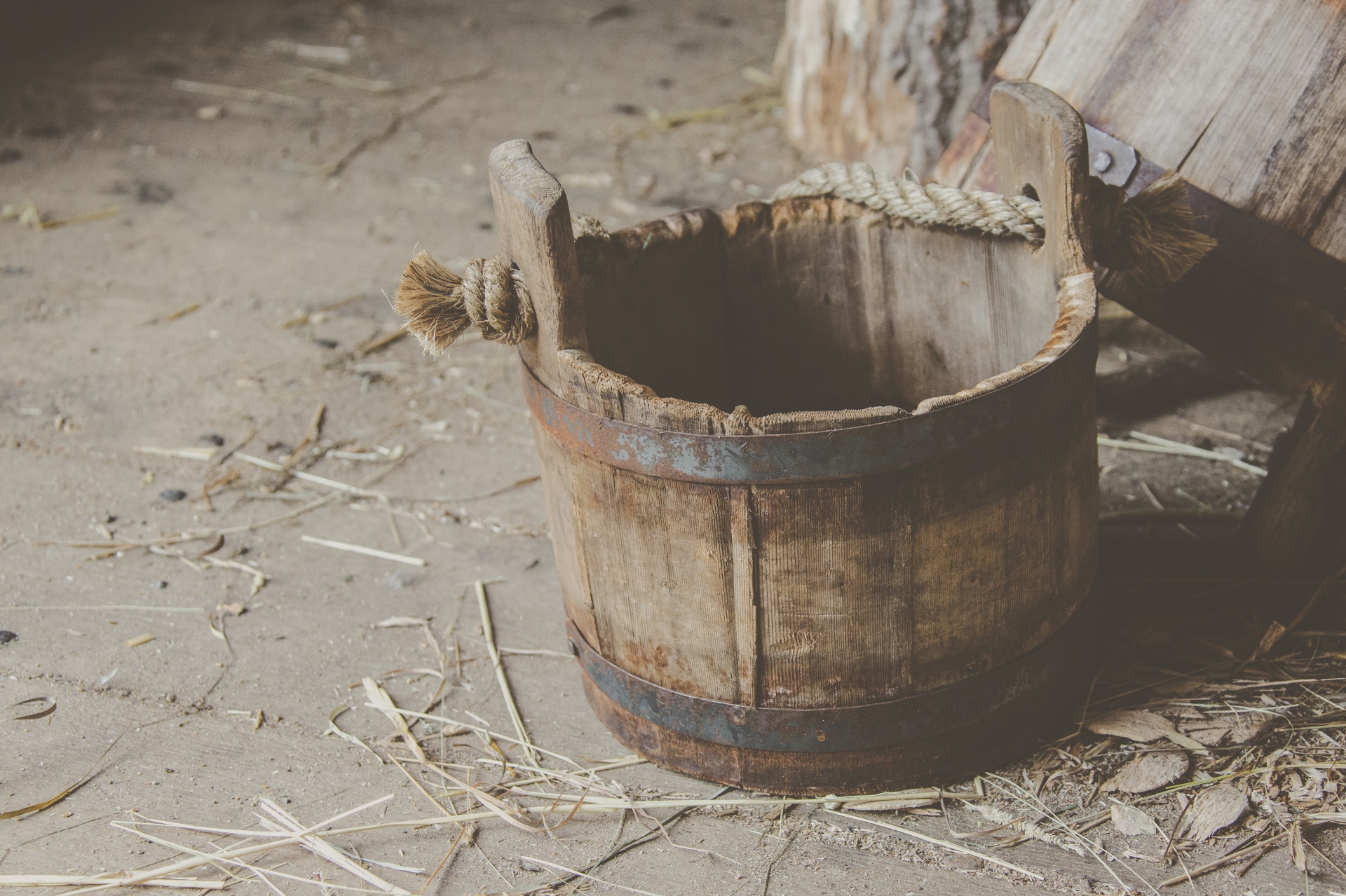 Starý dřevěný kbelík Stock Fotka zdarma - Public Domain Pictures