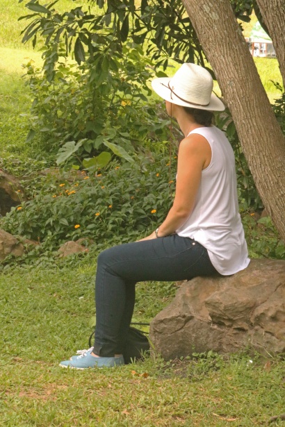 Lány egy kalap ül a fa alatt Szabad kép - Public Domain Pictures