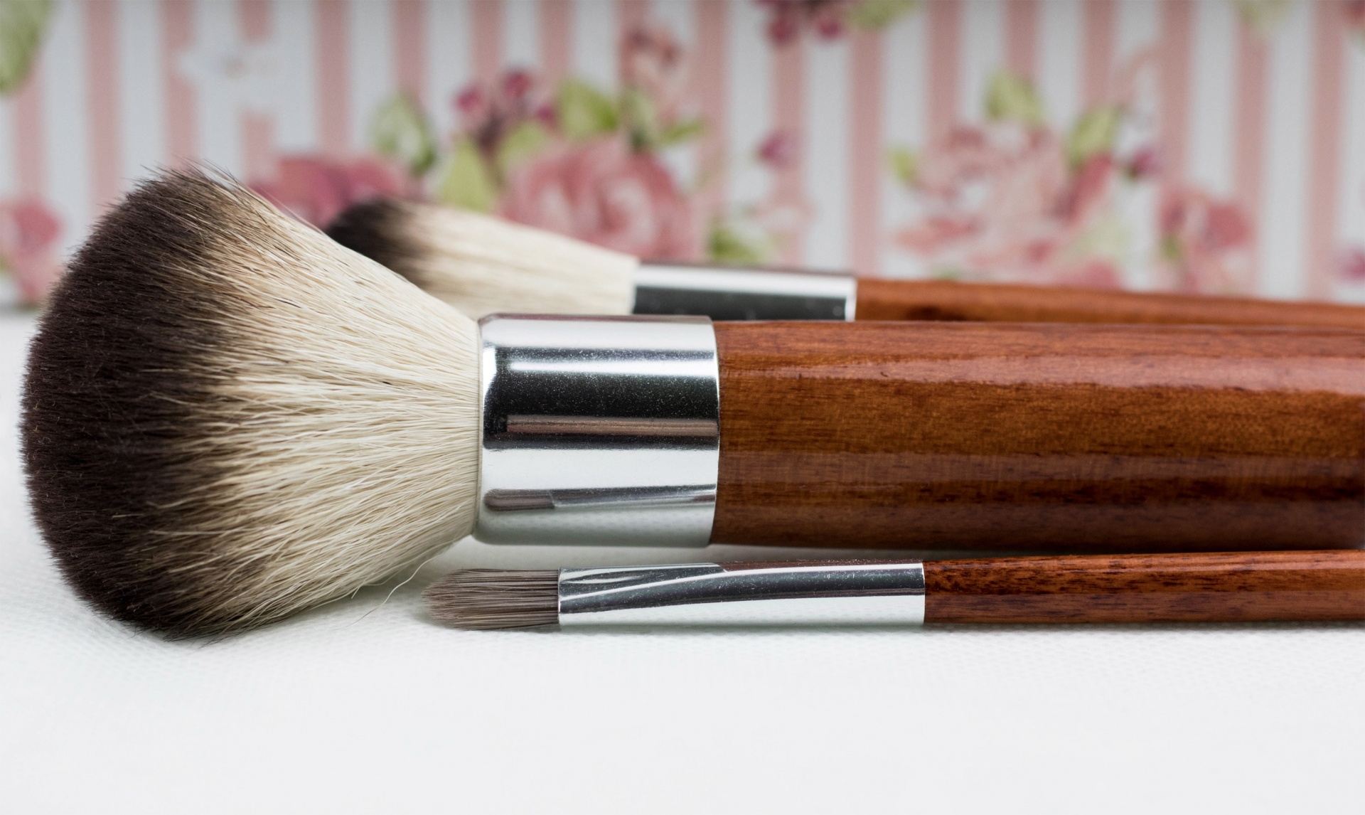 Cosmetic brush for make up