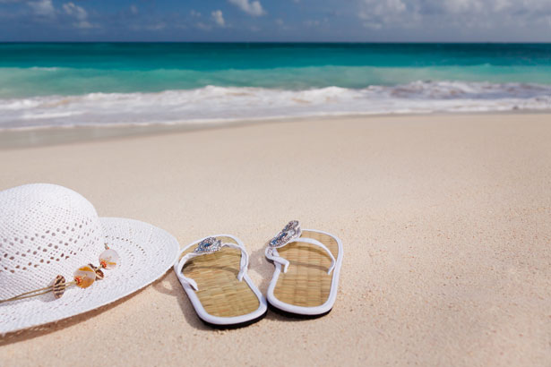 Sombrero y sandalias en la playa Stock de Foto gratis - Public Domain  Pictures