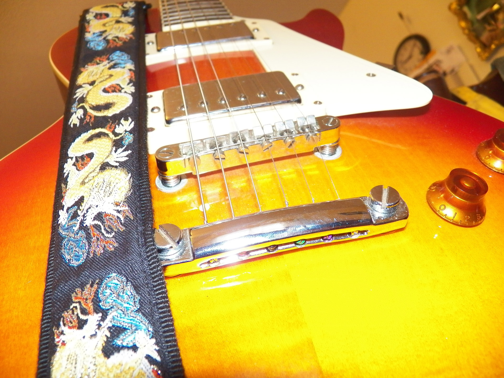 photo of a les paul guitar