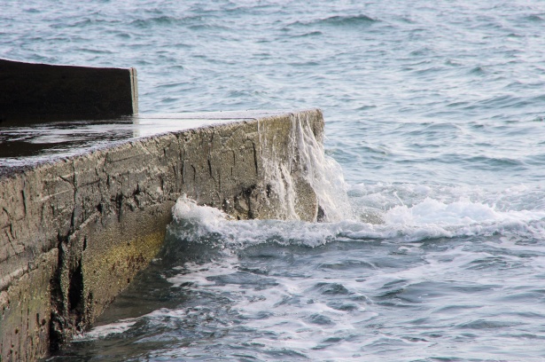 Leau Qui Coule Sur La Jetée Photo Stock Libre Public