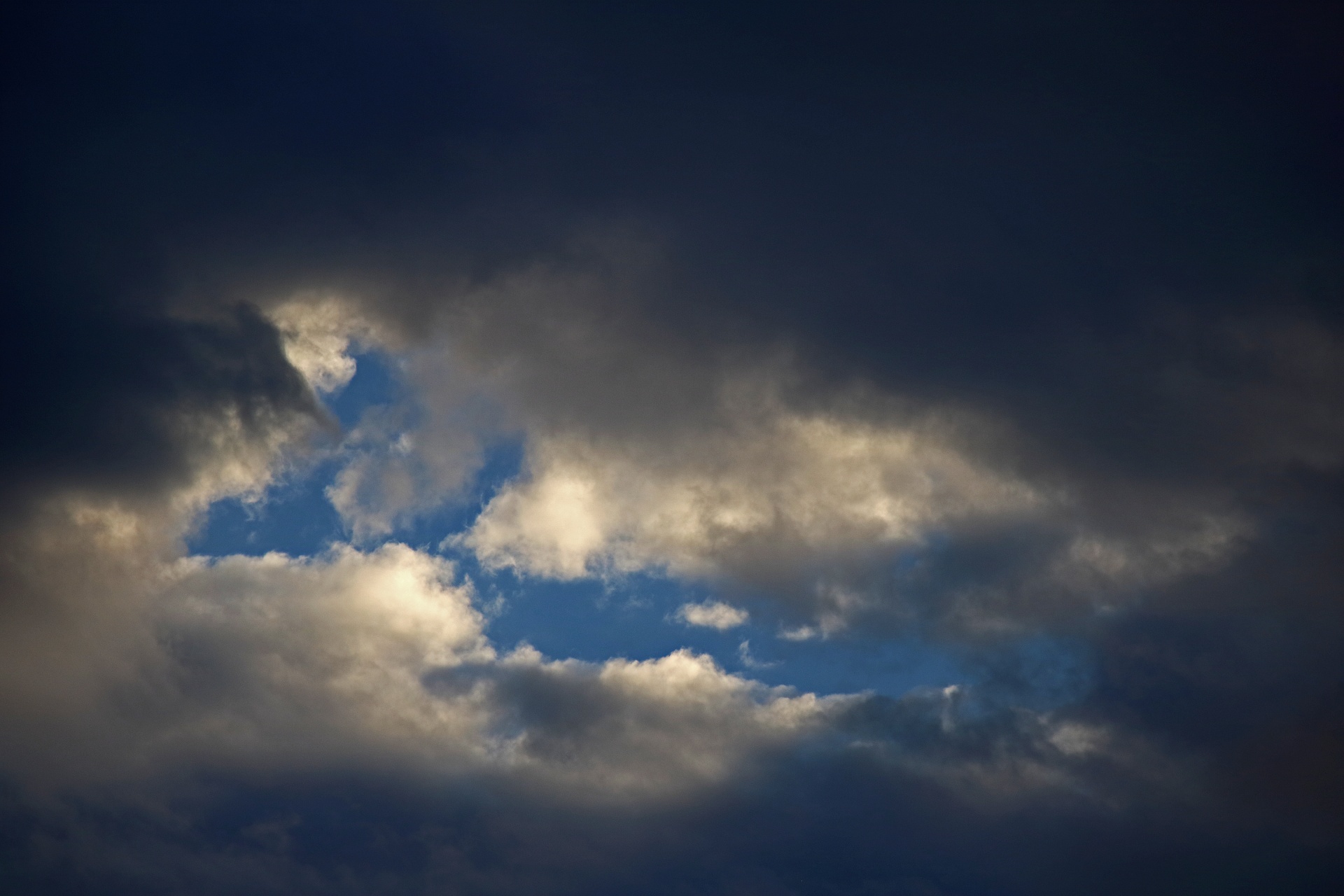 Mezera modré oblohy mezi hustým mrakem Stock Fotka zdarma - Public Domain  Pictures