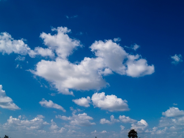 Sfondo di cielo blu con nuvole Immagine gratis - Public Domain Pictures