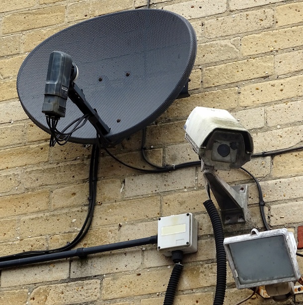 Satelitní parabola CCTV kamera Stock Fotka zdarma - Public Domain Pictures