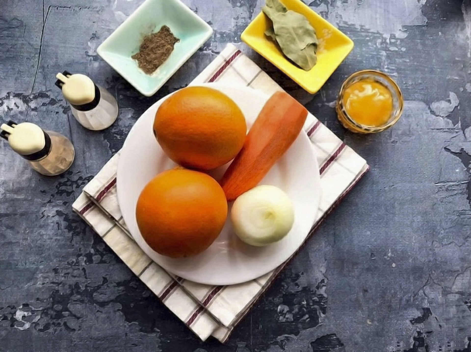 1. Prepare all the necessary ingredients orange carrot onion honey salt lemon juice pepper.