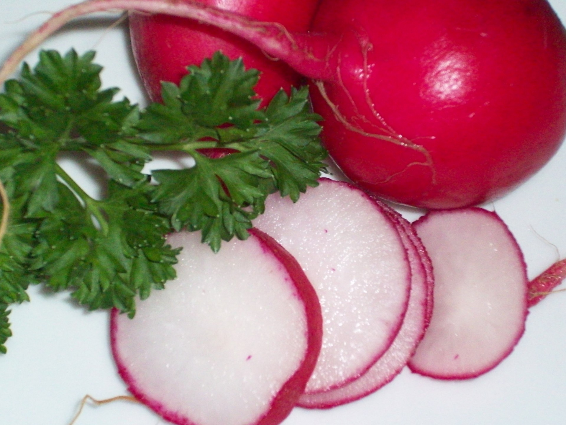 Photo  of fresh cut radish and whole radish