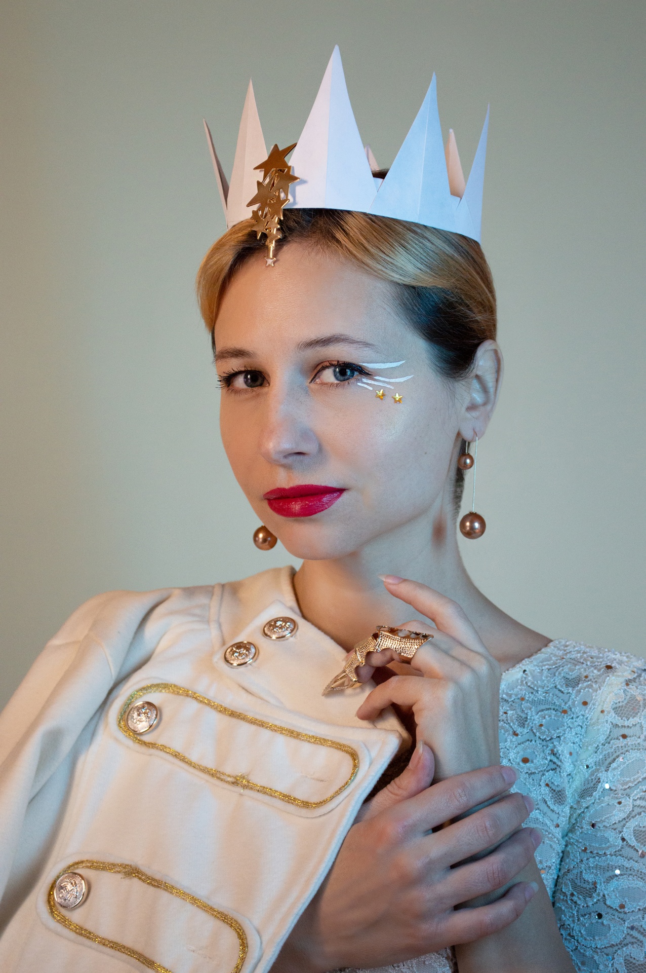 Crown, Queen, White Clothes, Gold