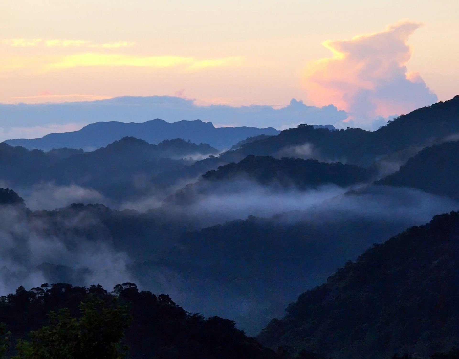 Morning mist in the valleys between Ruifang and Shuangxi, northeast Taiwan