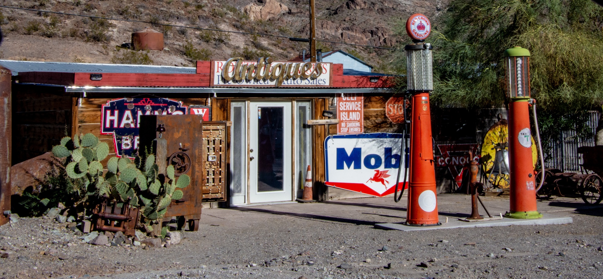 Vintage Mobil Gas Station